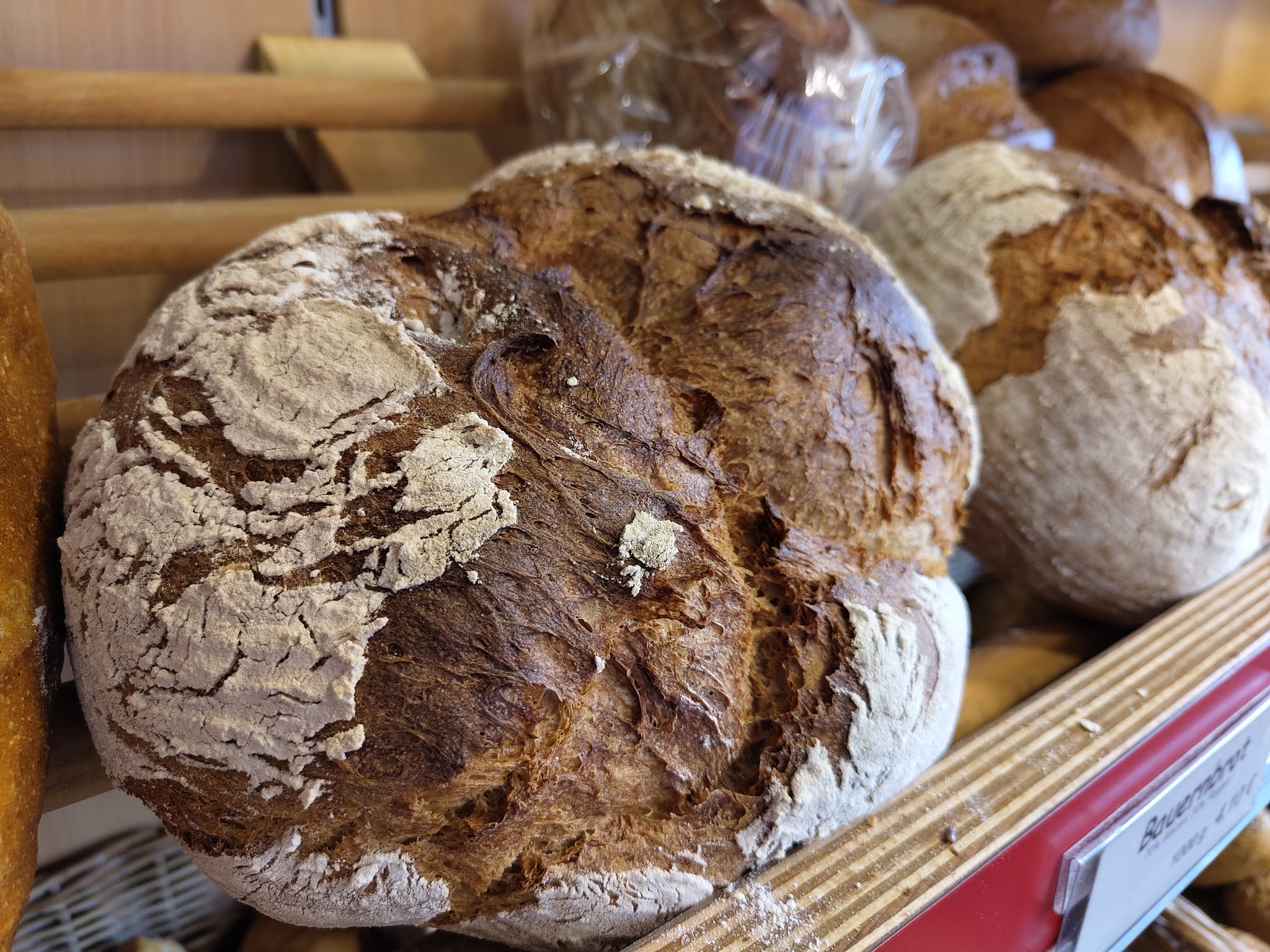 Bauernbrot-Laibe im Regal der Bäckerei Lorenz