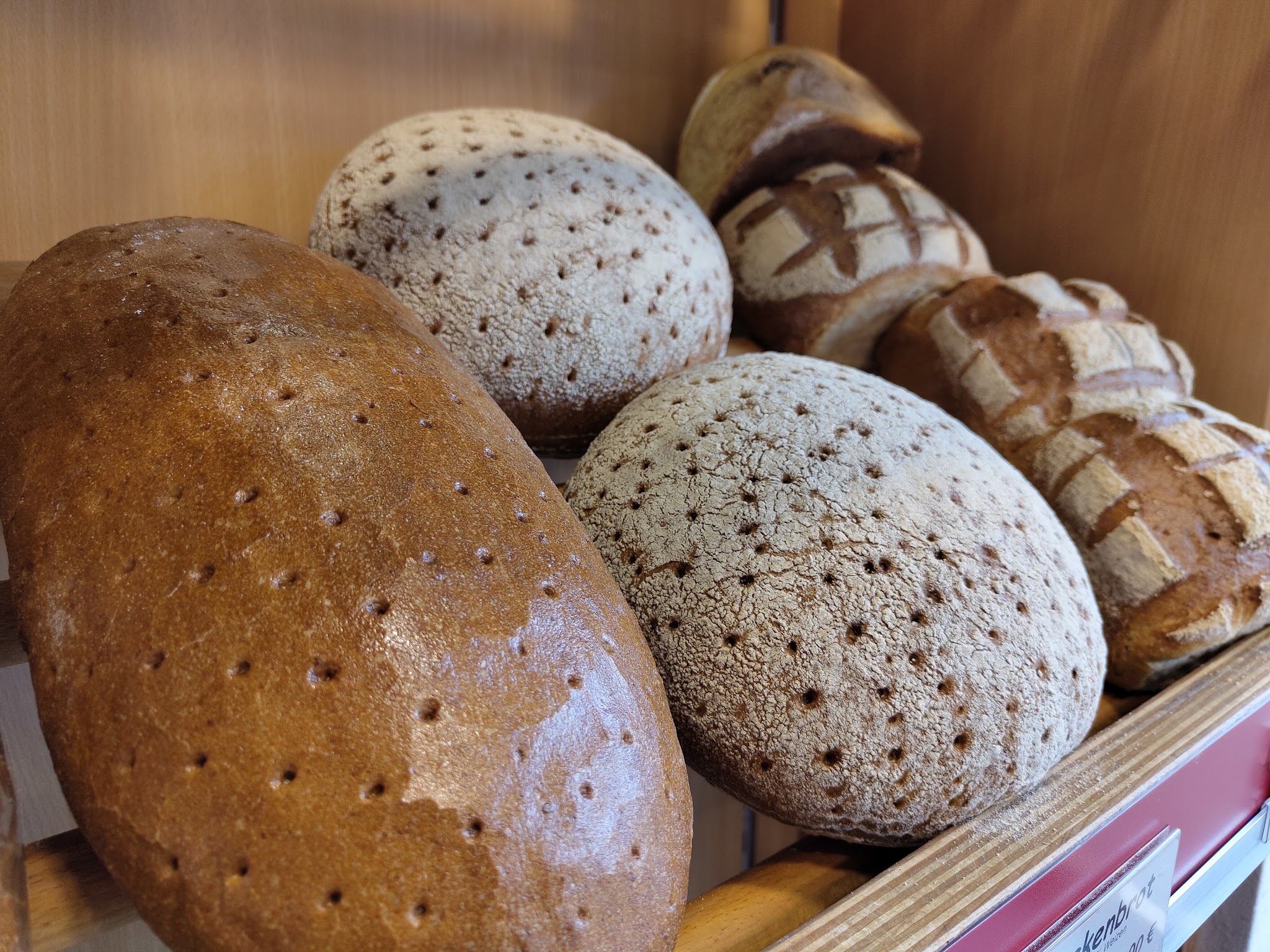 Verschiedene runde Brotsorten in der Backstube