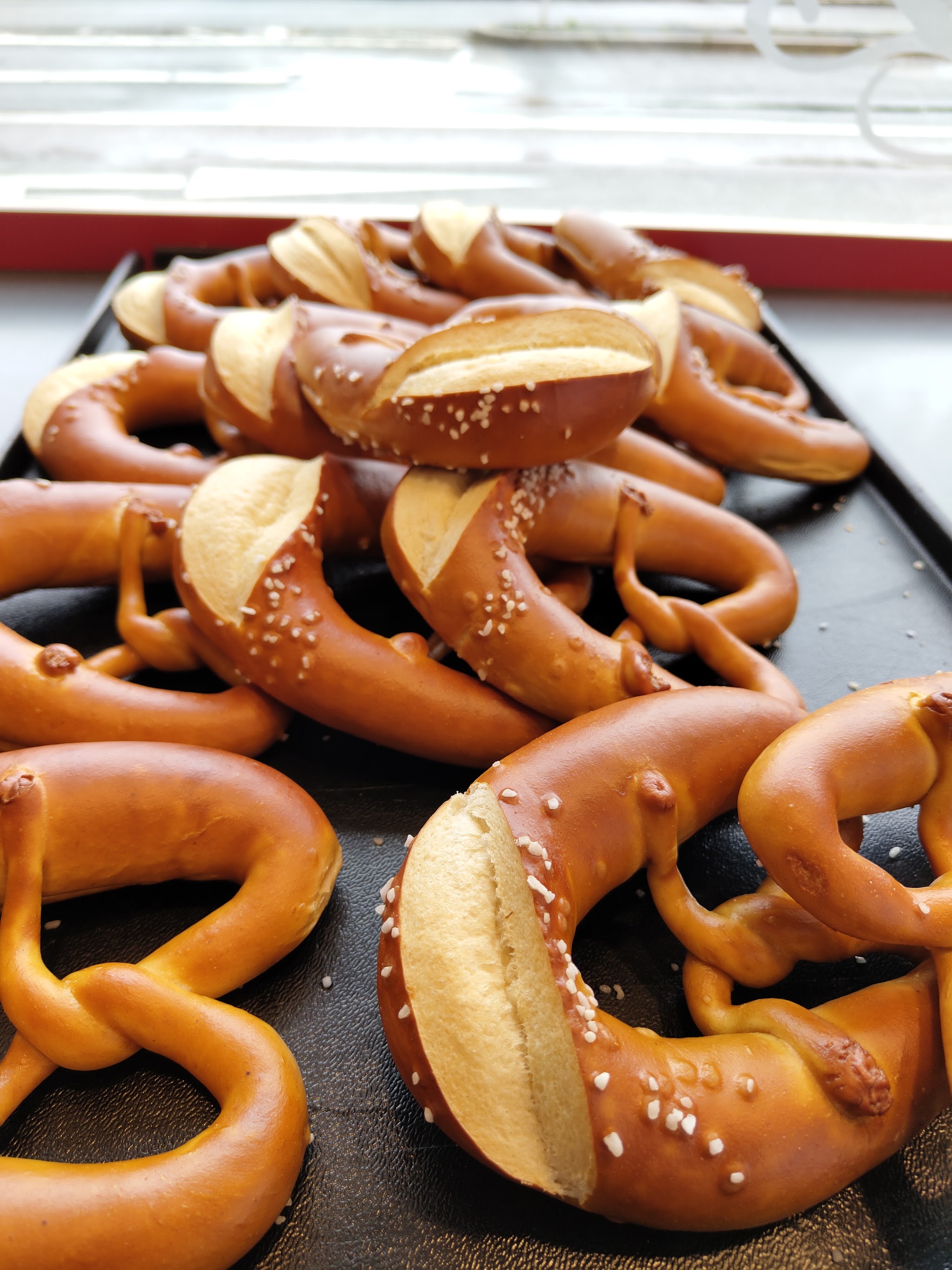 Frische Laugenbrezeln auf dem Blech